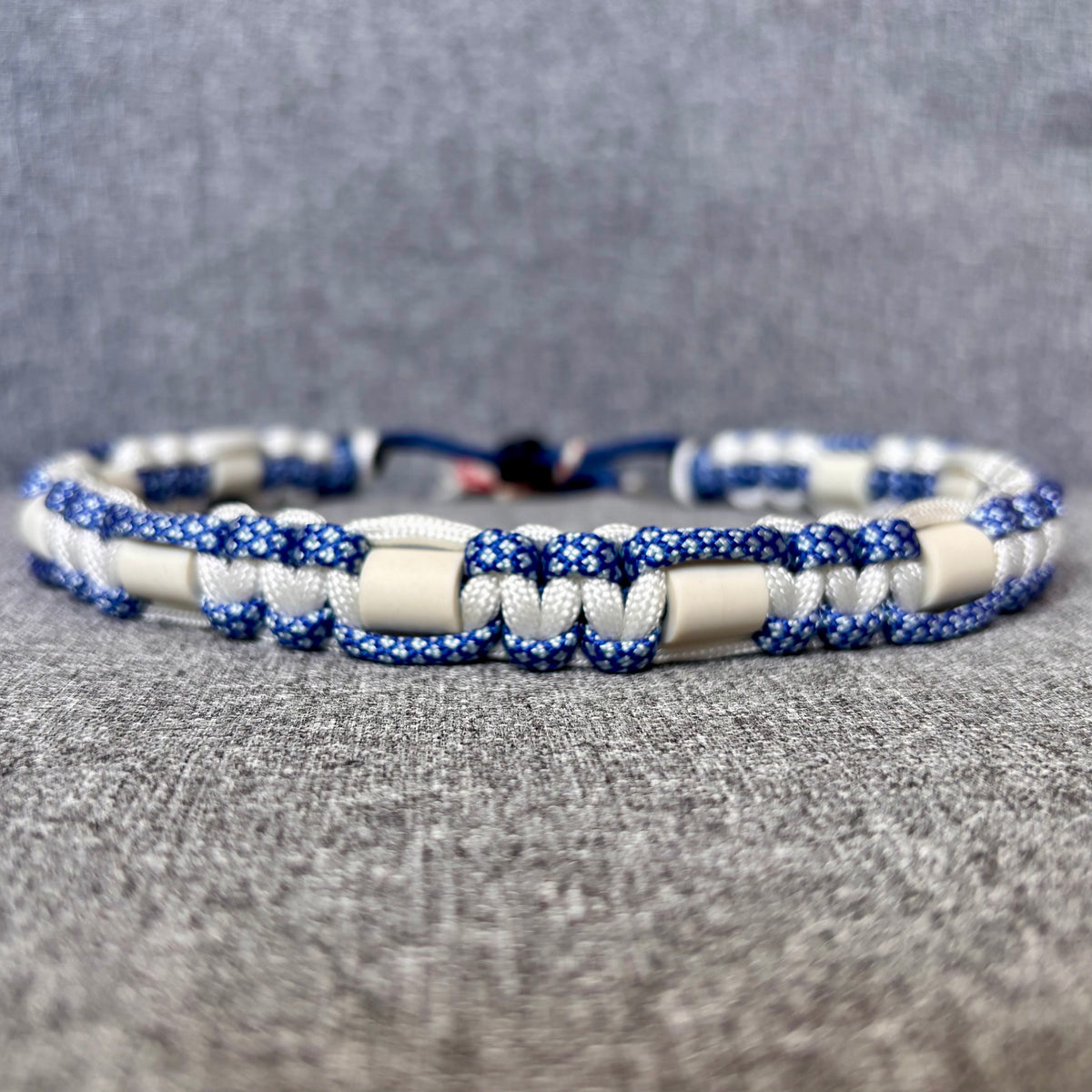 Anti vlooien en tekenband 40-50 cm wit met blauw mix