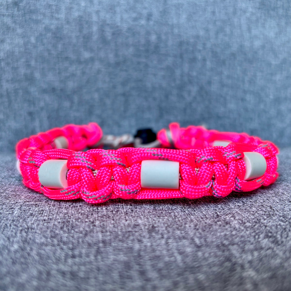 Anti vlooien en tekenband 30-40 cm neon roze