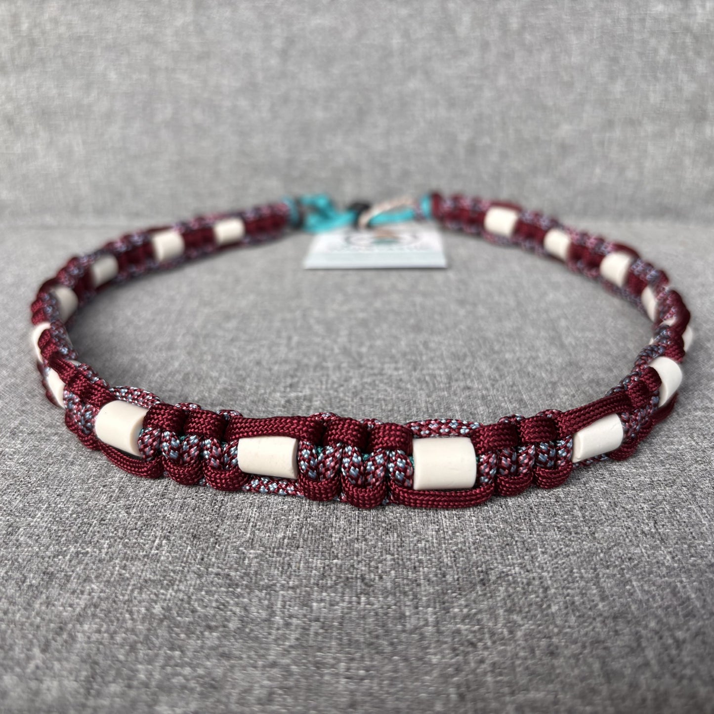 Anti vlooien en tekenband 60-70 cm bordeaux met blauw patroon