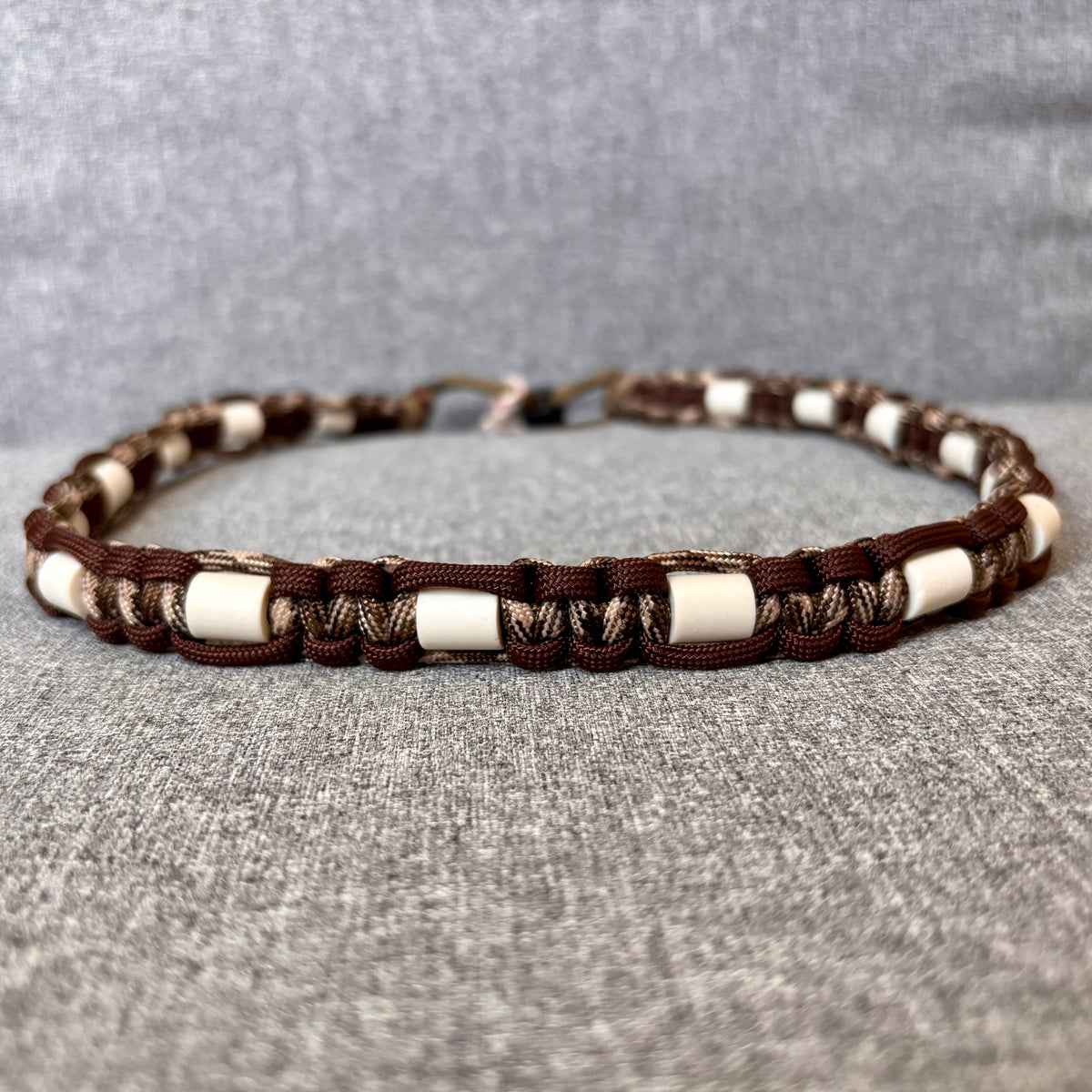 Anti vlooien en tekenband 60-70 cm bruin mix