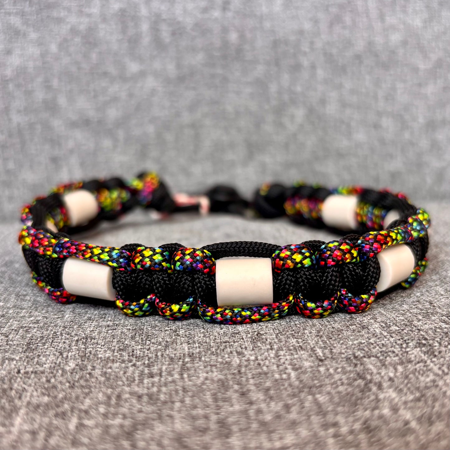 Anti vlooien en tekenband 30-40 cm zwart met regenboog mix
