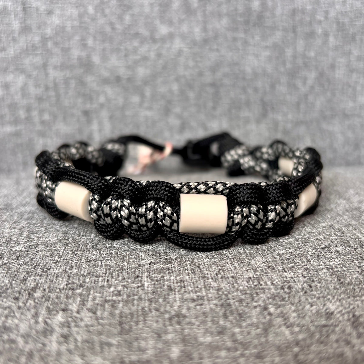 Anti vlooien en tekenband 20-30cm zwart wit