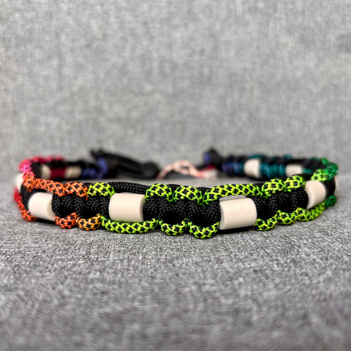 Anti vlooien en tekenband 40-50 cm zwart met regenboog mix
