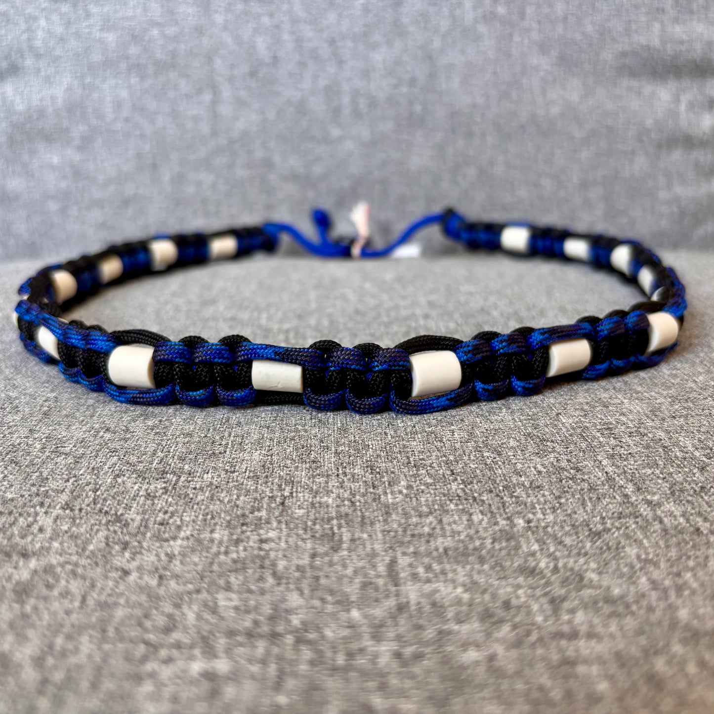 Anti vlooien en tekenband 60-70 cm zwart met blauw mix