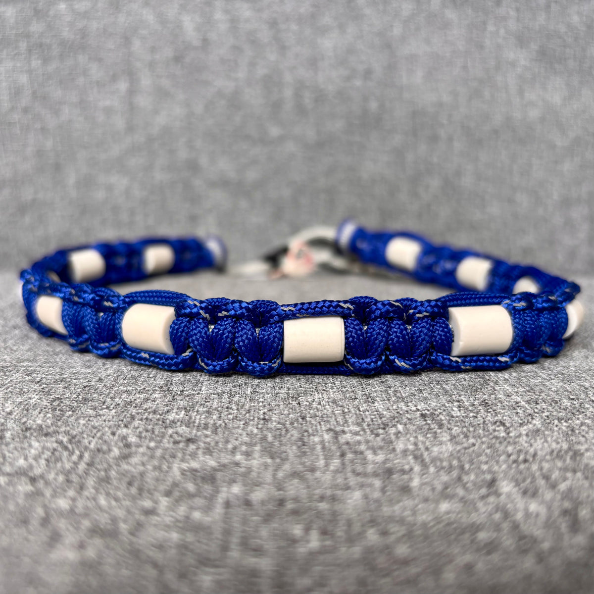 Anti vlooien en tekenband 40-50 cm blauw met zilver.
