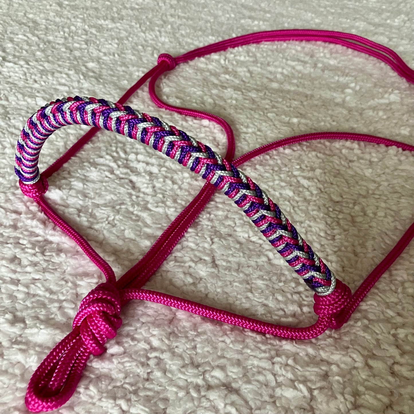 Touwhalster gevlochten neusstuk fuchsia, acid paars & zilver grijs