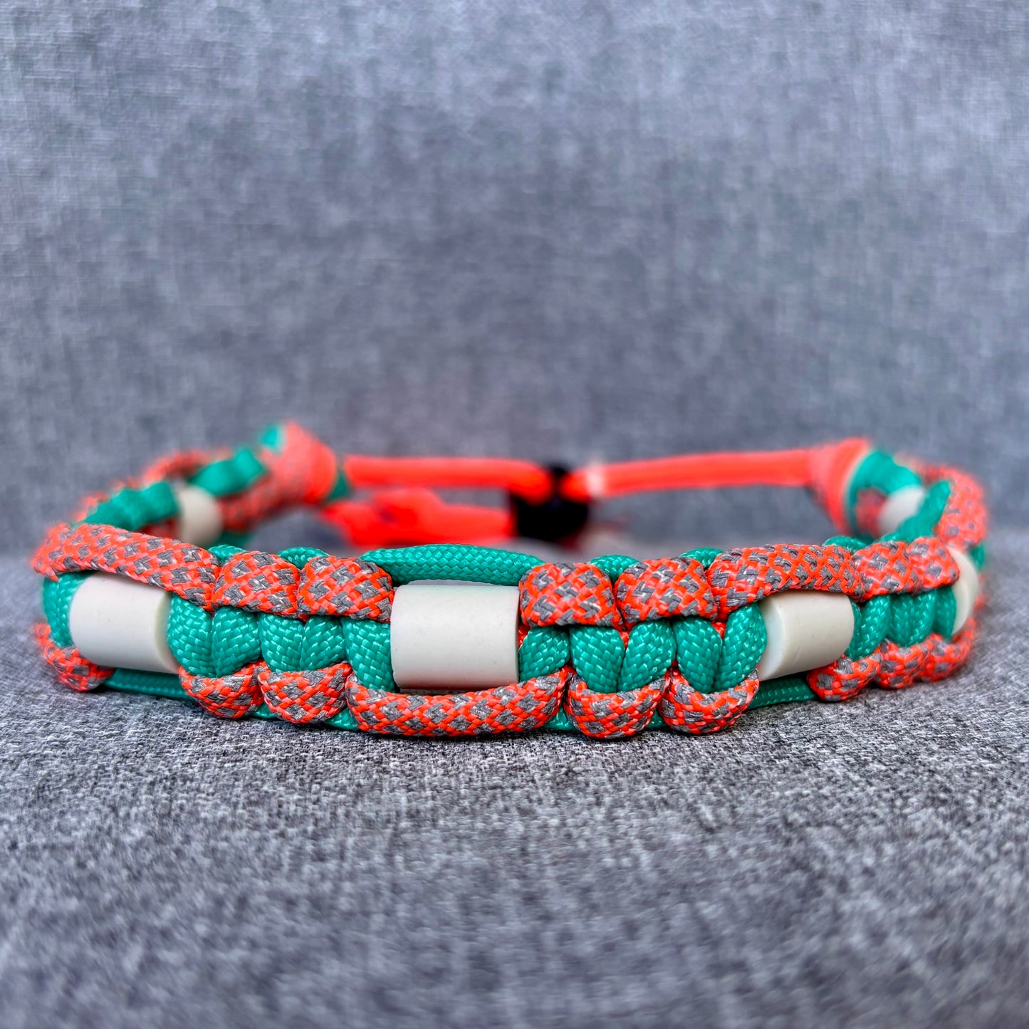 Anti vlooien en tekenband 30-40 cm aqua met oranje reflective