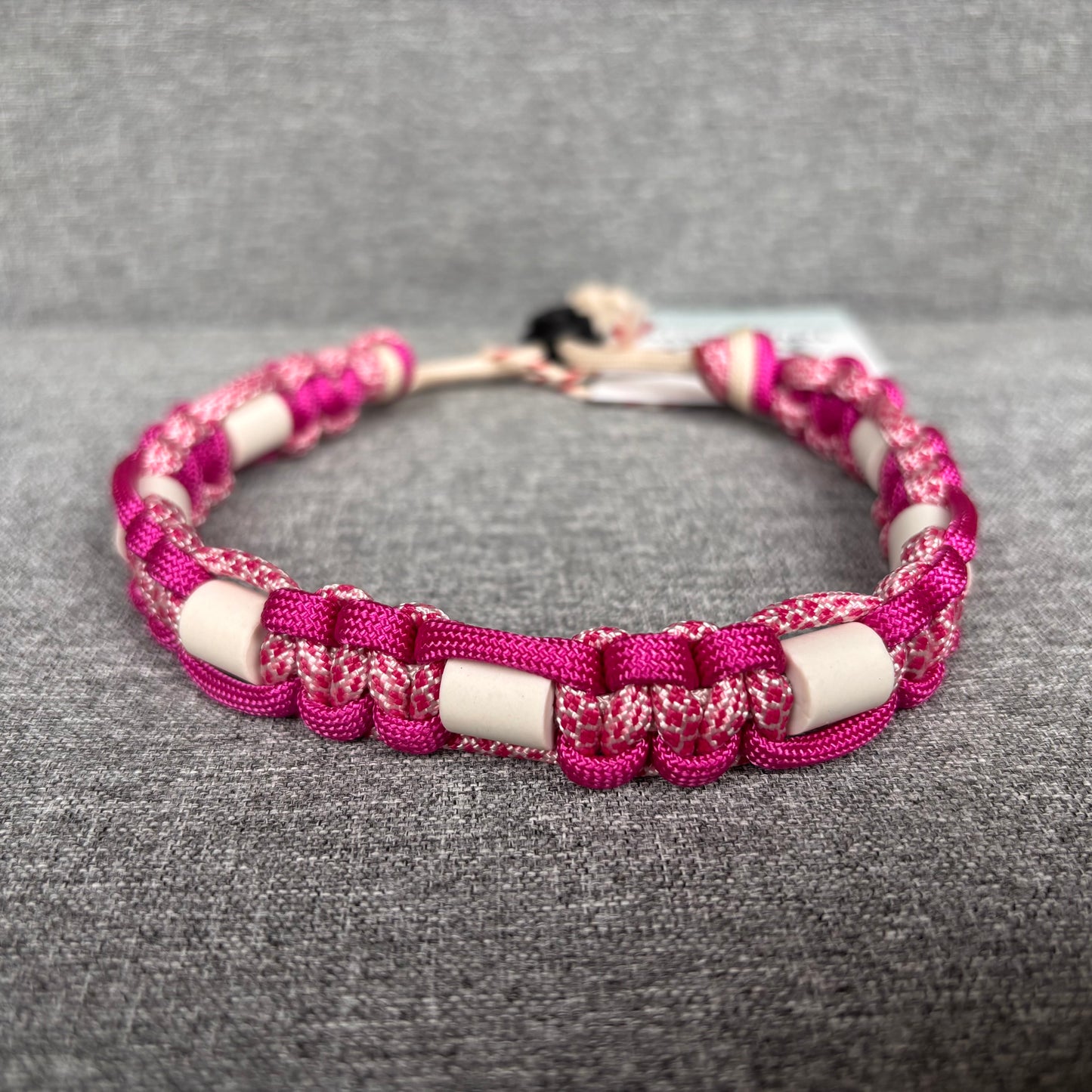 Anti vlooien en tekenband 30-40 cm roze met wit patroon