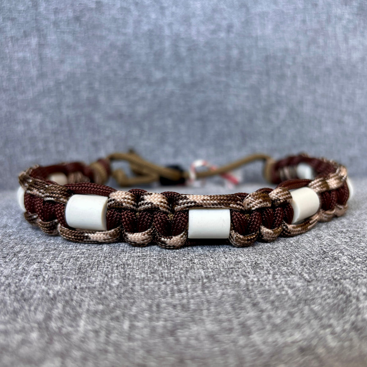Anti vlooien en tekenband 30-40 cm bruin met camouflage mix