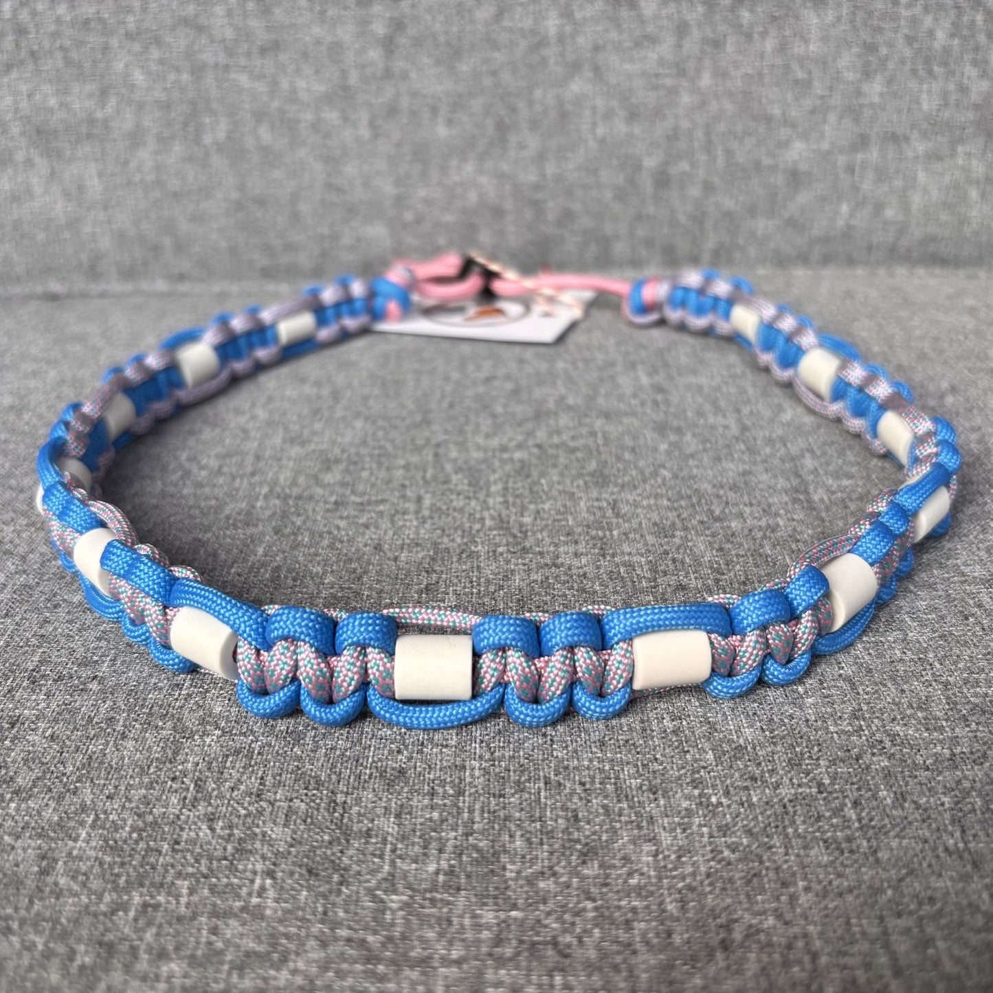 Anti vlooien en tekenband 50-60 cm blauw met roze patroon