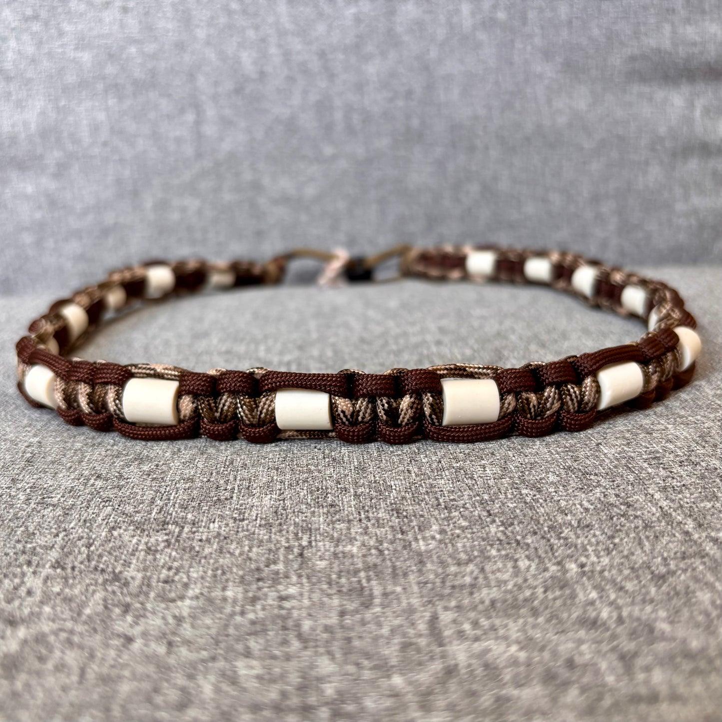 Anti vlooien en tekenband 60-70 cm bruin mix