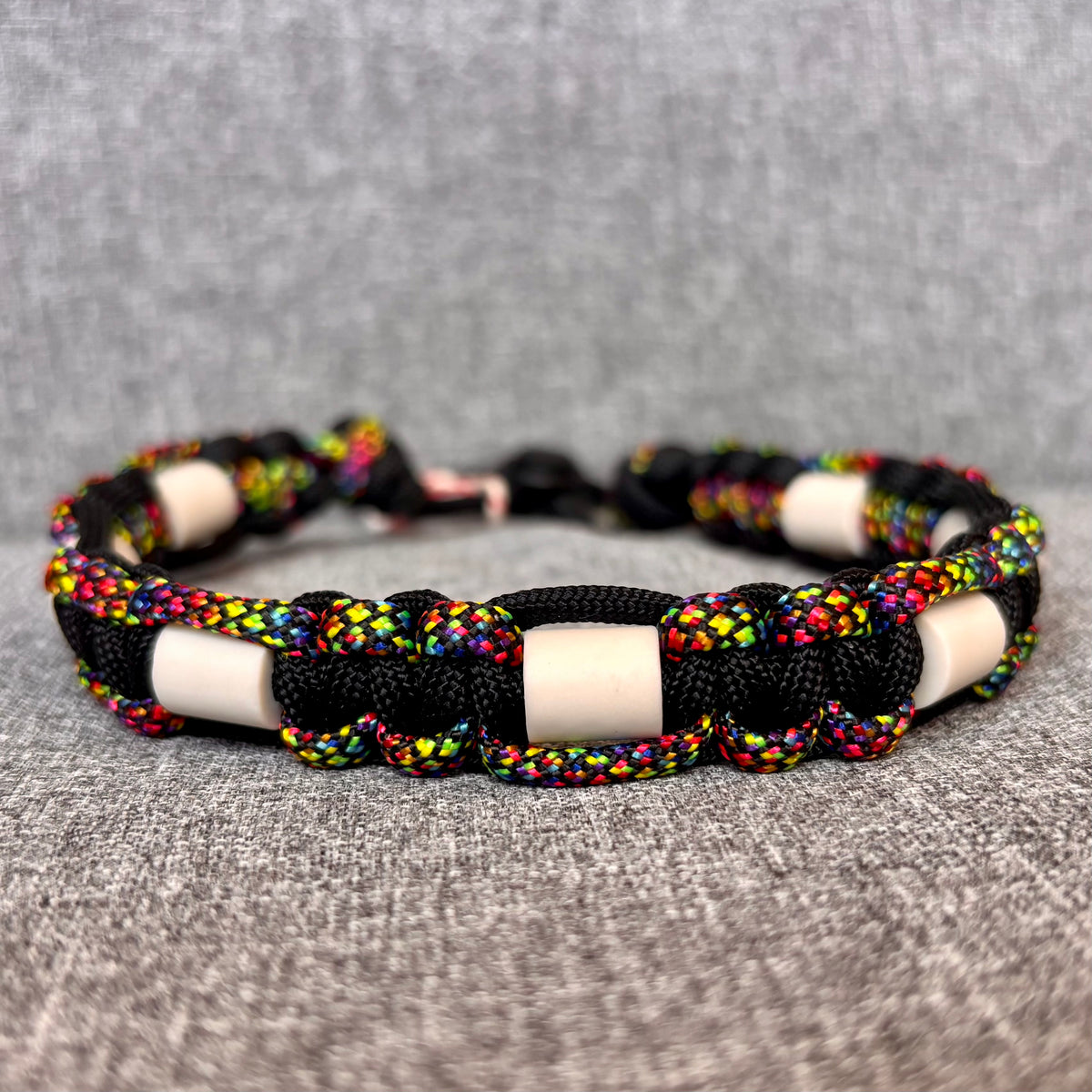 Anti vlooien en tekenband 30-40 cm zwart met regenboog mix