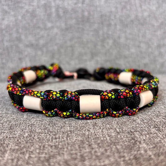 Anti vlooien en tekenband 30-40 cm zwart met regenboog mix