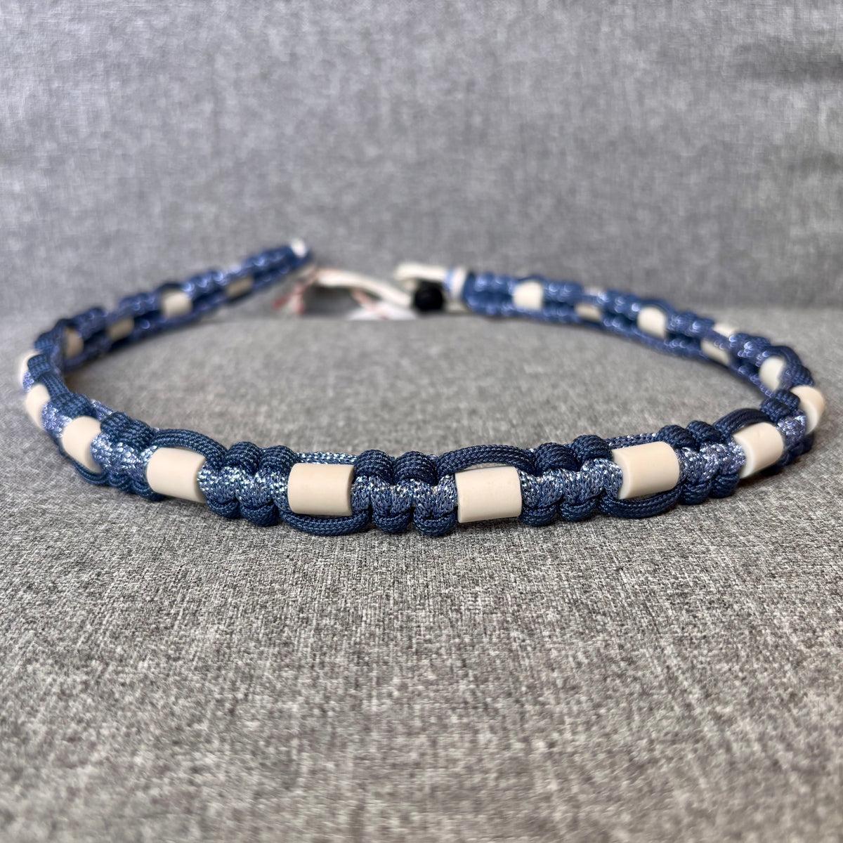 Anti vlooien en tekenband 60-70 cm blauw met glitters