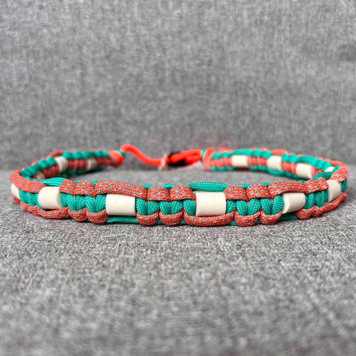 Anti vlooien en tekenband 50-60 cm aqua met oranje reflective