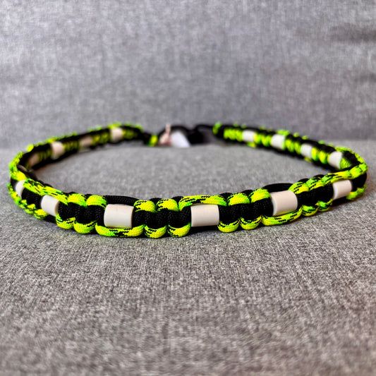 Anti vlooien en tekenband 60-70 cm zwart met neon geel en groen mix