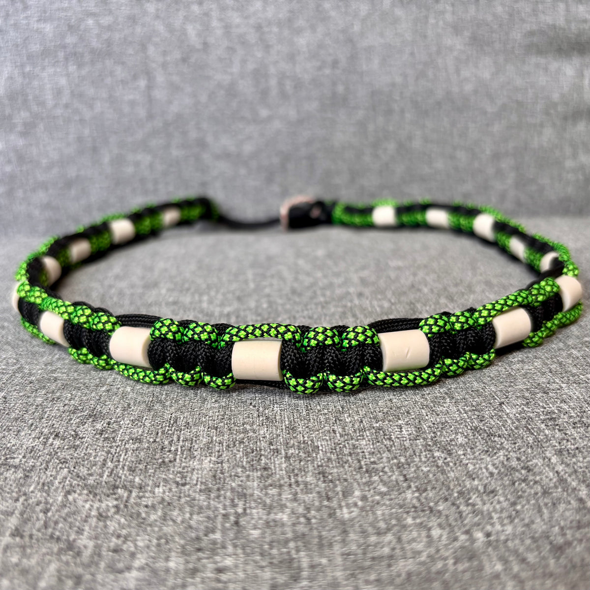 Anti vlooien en tekenband 60-70 cm zwart neon groen mix