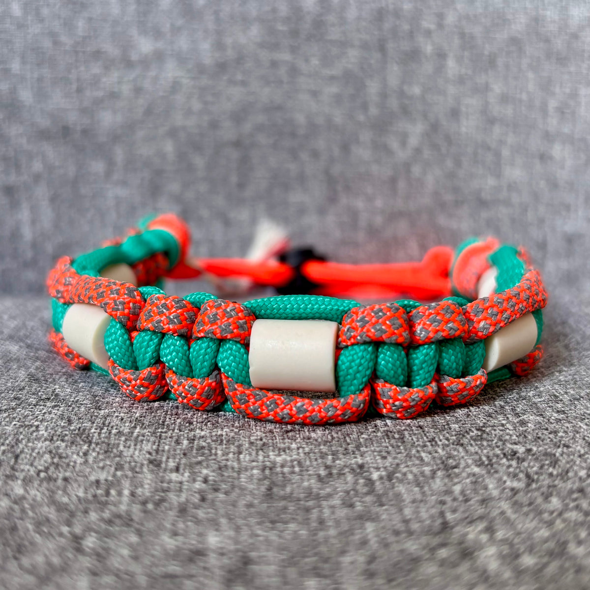 Anti vlooien en tekenband 20-30 cm aqua met oranje en reflective