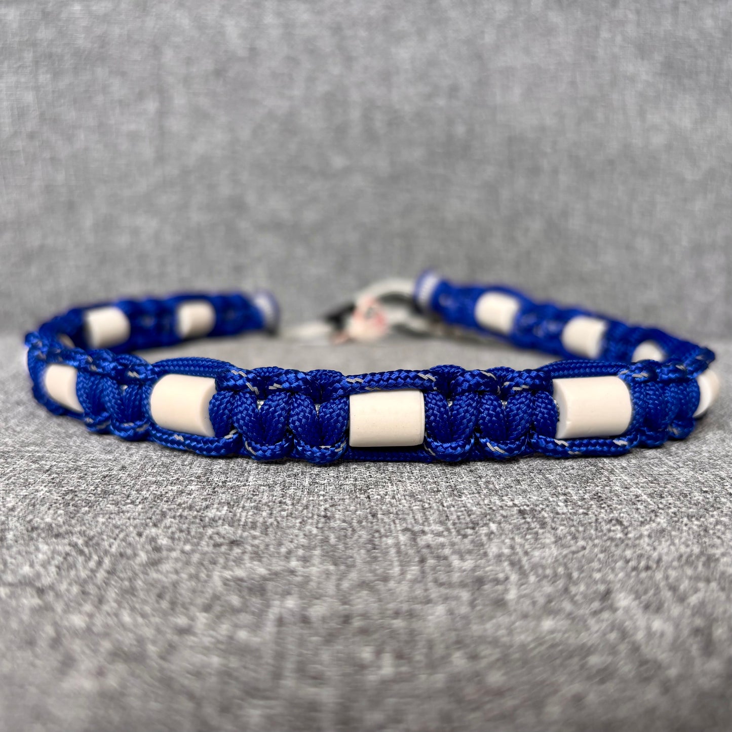 Anti vlooien en tekenband 40-50 cm blauw met zilver.