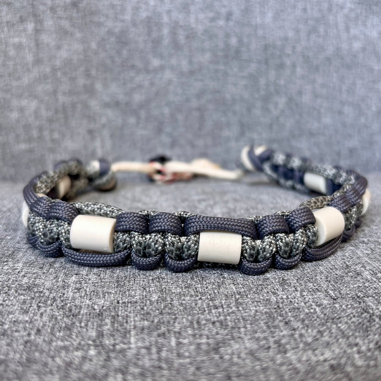 Anti vlooien en tekenband 30-40 cm grijs mix