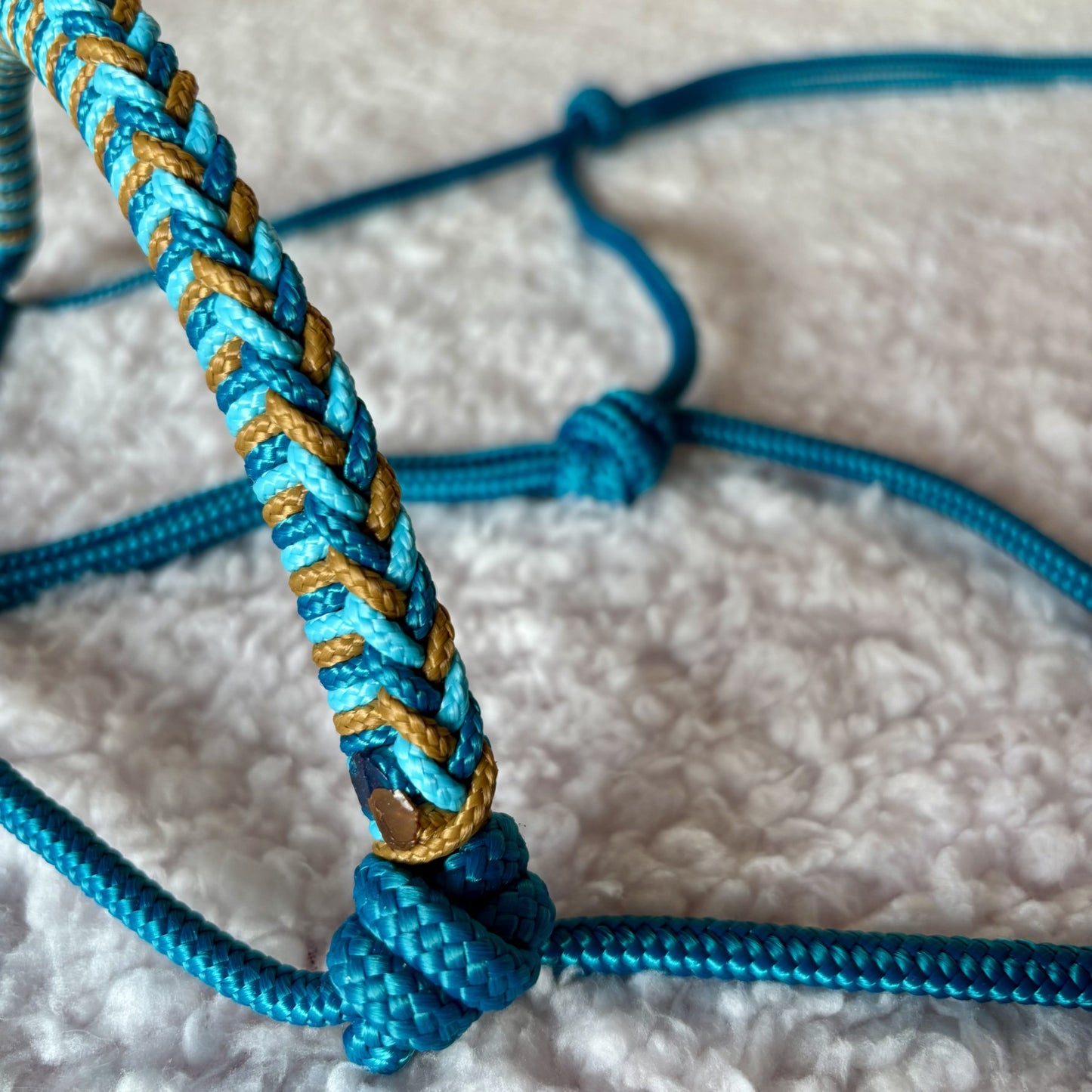 Touwhalster gevlochten neusstuk aqua, turquoise & caramel