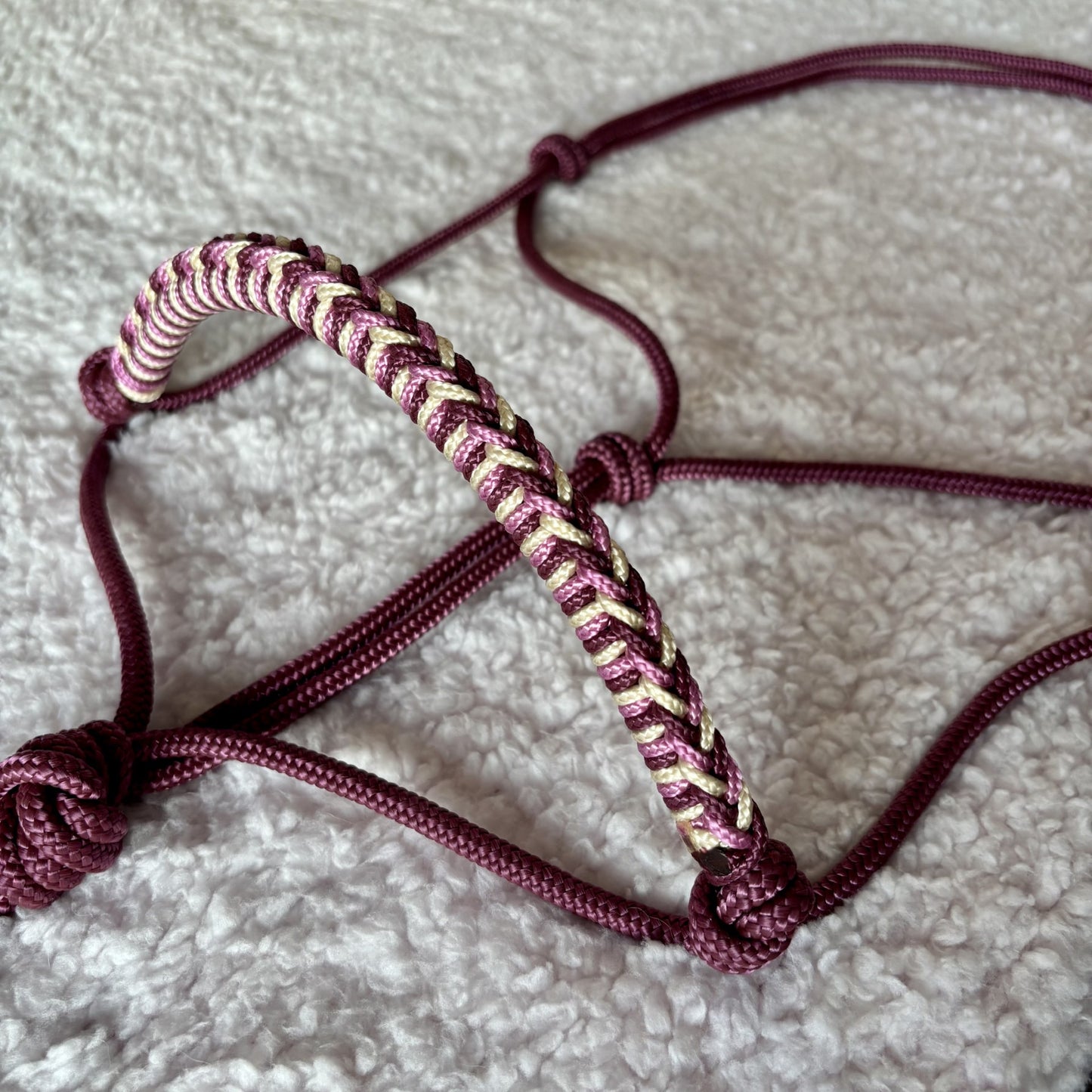 Touwhalster gevlochten neusstuk aubergine, granny pink & shiny gold