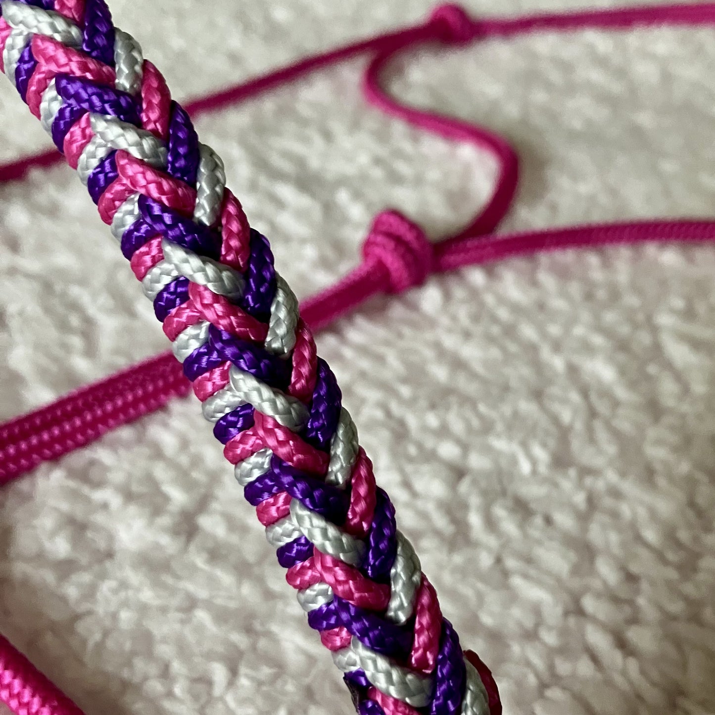 Touwhalster gevlochten neusstuk fuchsia, acid paars & zilver grijs