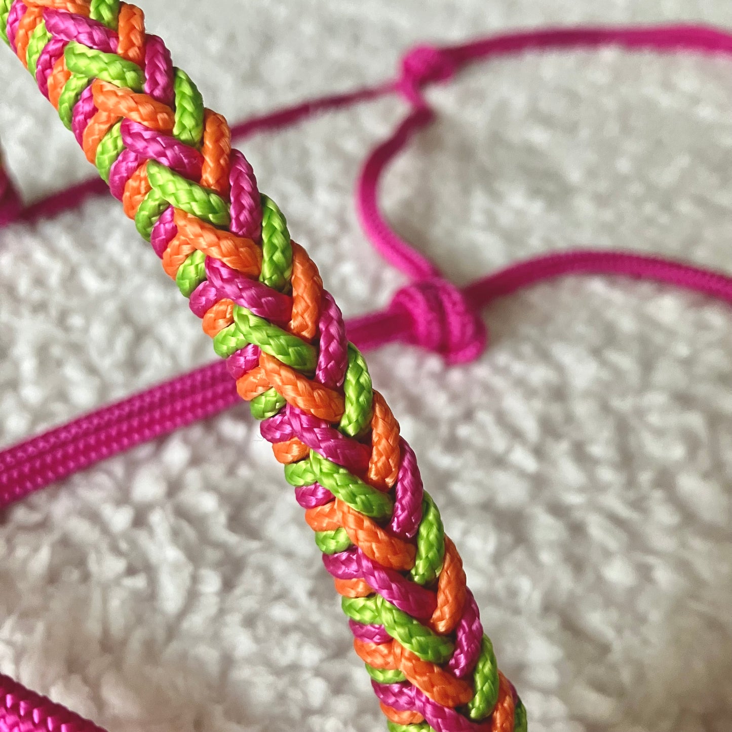 Touwhalster gevlochten neusstuk fuchsia, neon oranje & appel groen
