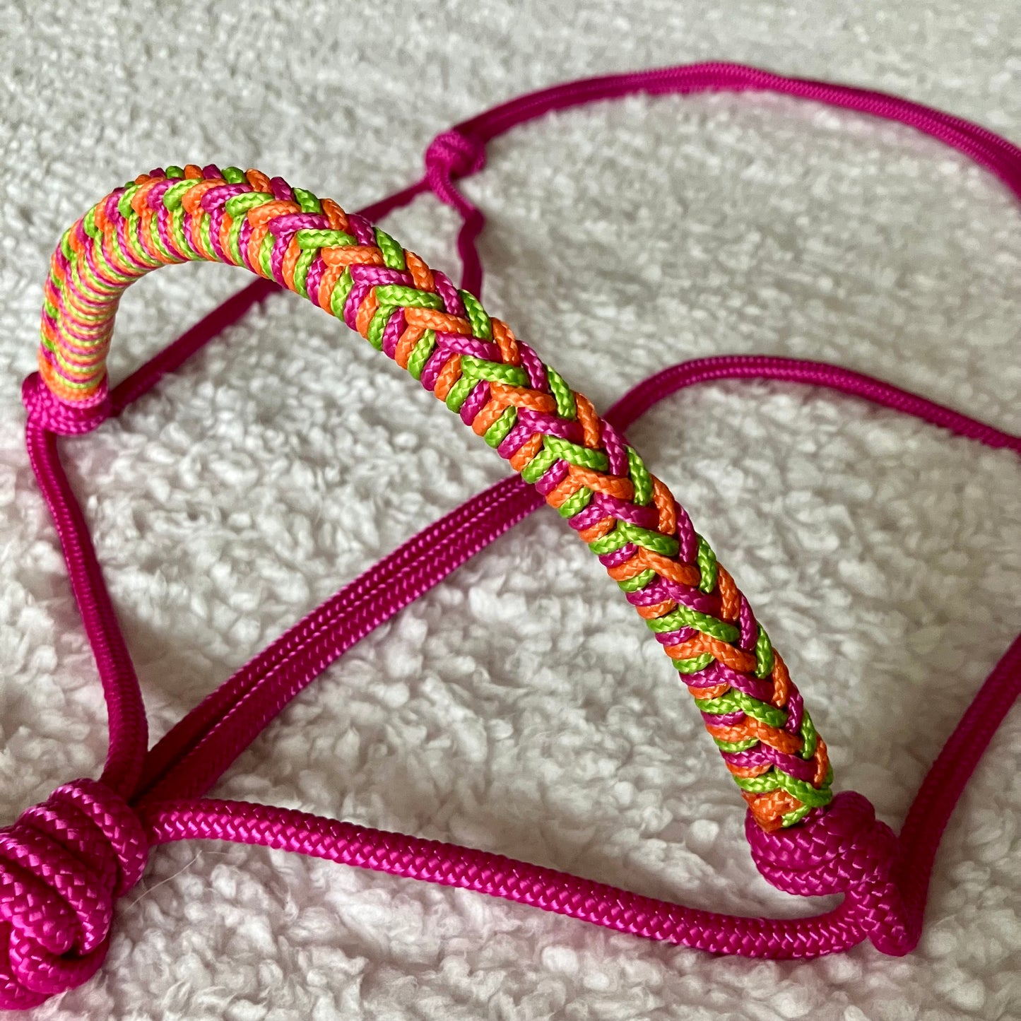 Touwhalster gevlochten neusstuk fuchsia, neon oranje & appel groen