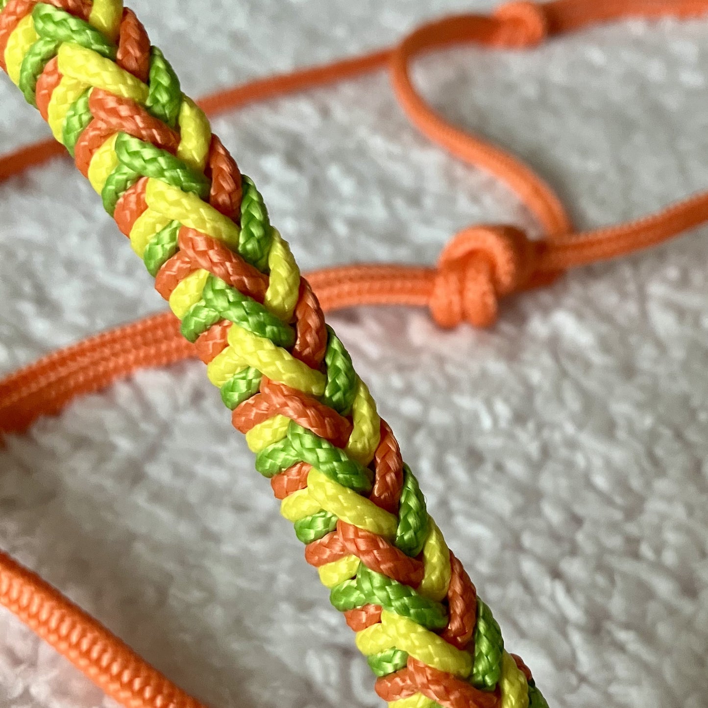 Touwhalster gevlochten neusstuk neon oranje, canary geel & appel groen