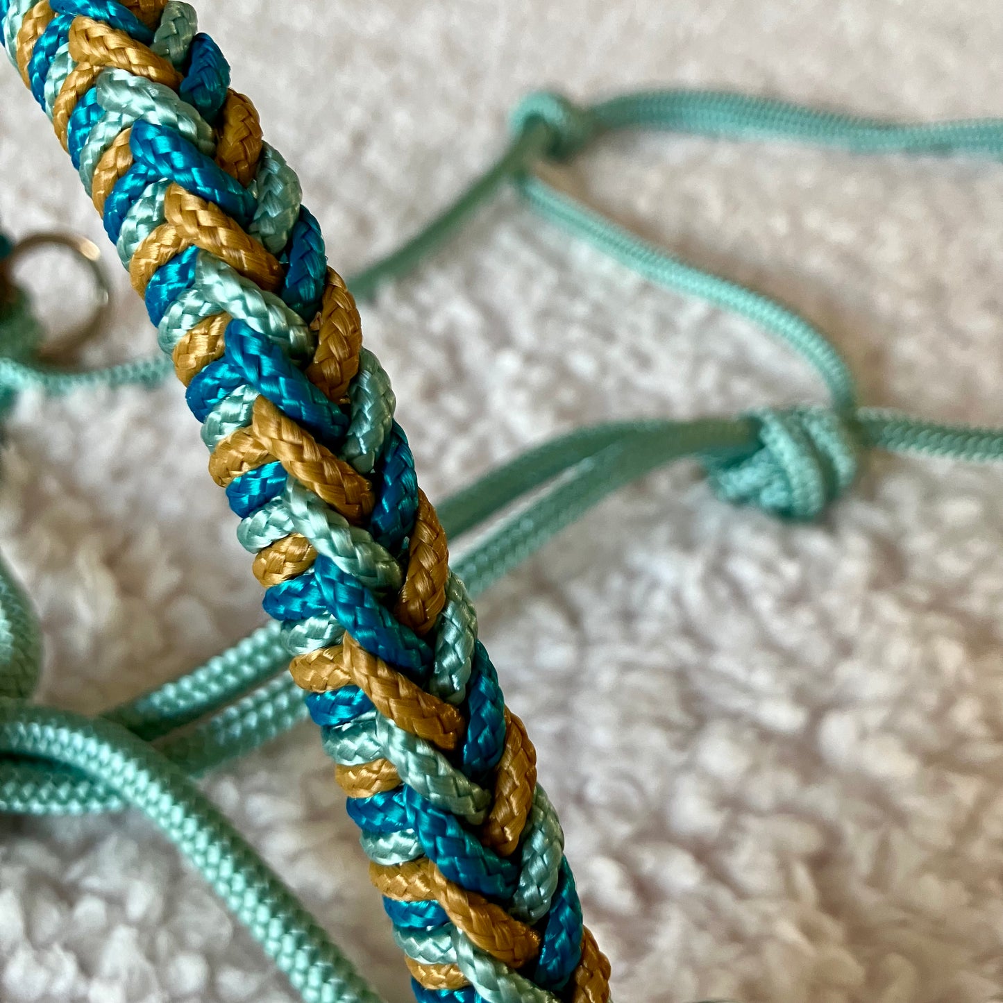 Touwhalster gevlochten neusstuk aqua, zeegroen, caramel