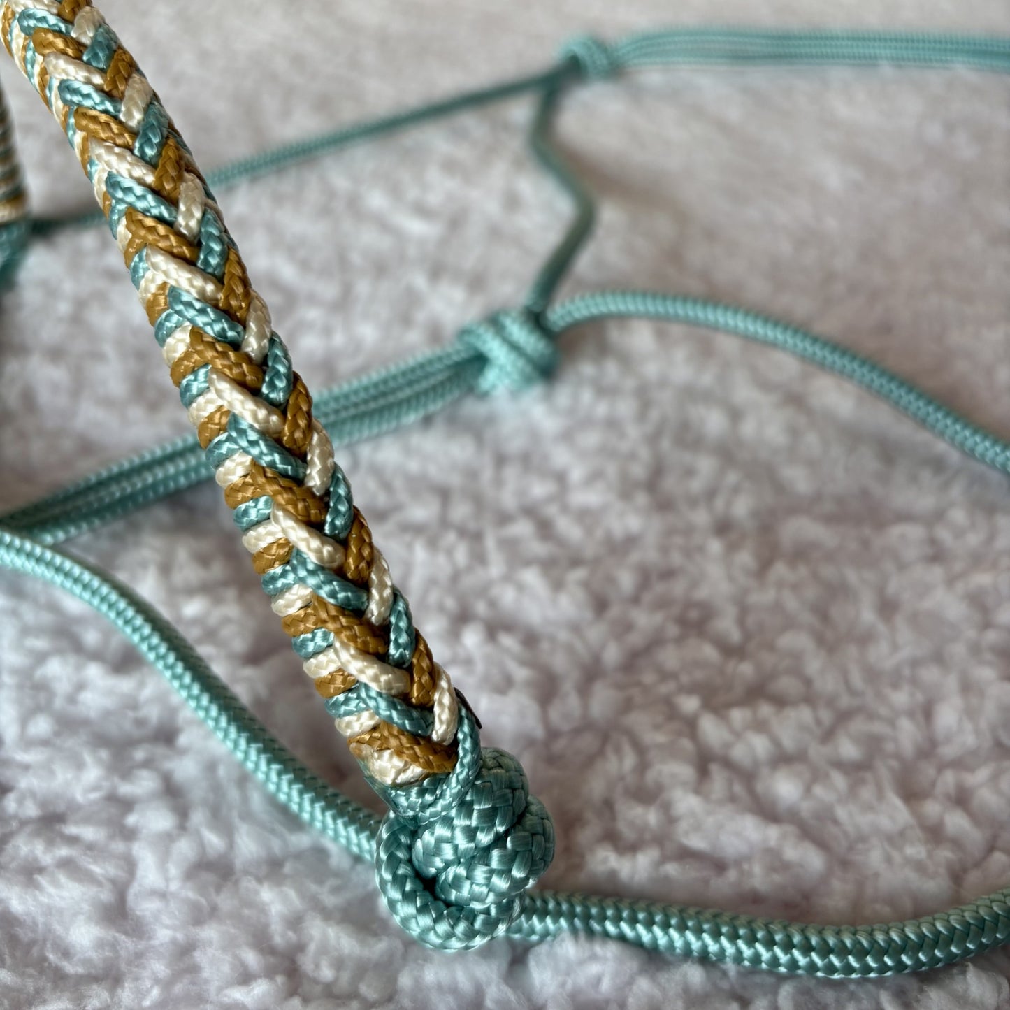 Touwhalster gevlochten neusstuk zee groen, shiny gold & caramel